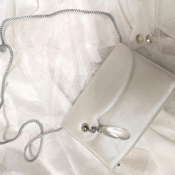 White Clutch/ Purse - Picture 2 of 2